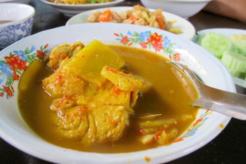 Gaeng Som Pla - แกงส้มปลา -  Sour Curry Fish